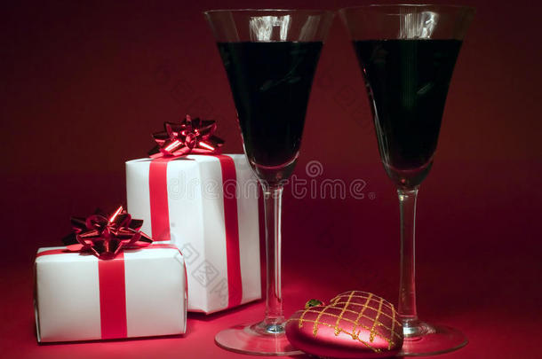 两个酒杯和心，圣诞主题