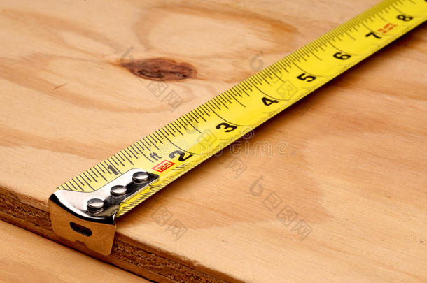 卷尺测量木材