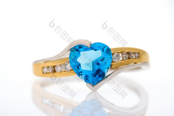 蓝宝石心形金钻戒指