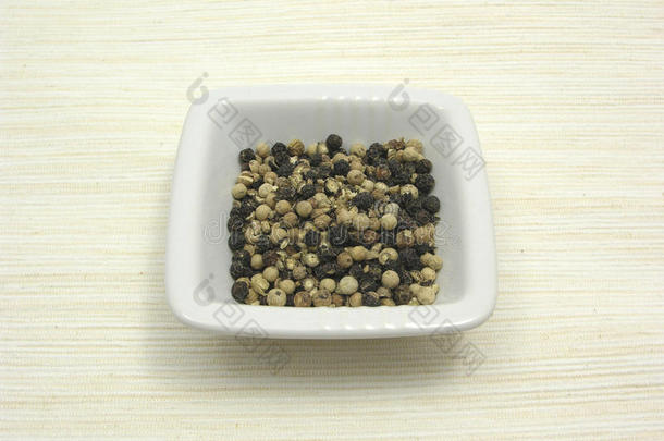 米色底垫上的胡椒粉
