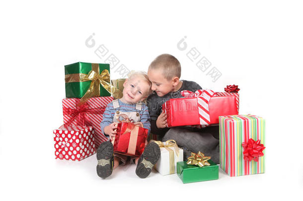 快乐的孩子们在享受圣诞礼物