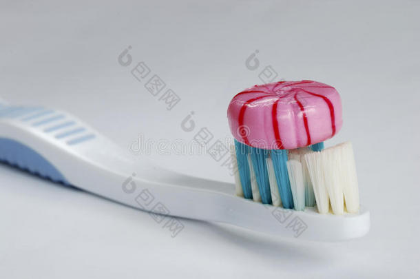 牙刷上面有一颗清爽的薄荷糖