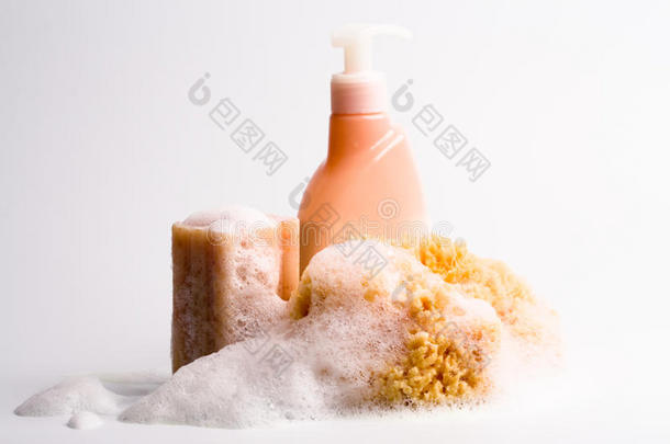 肥皂、天然海绵和<strong>沐浴露</strong>