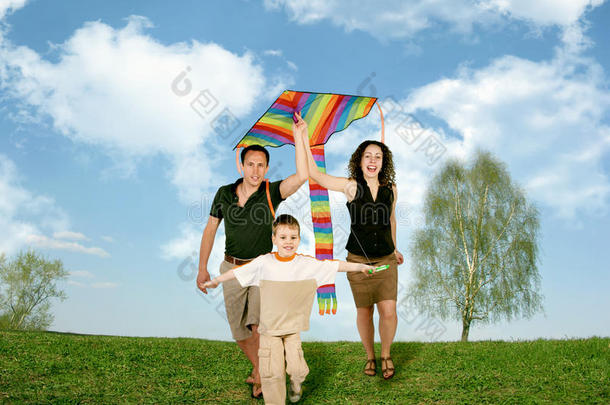 爸爸妈妈和孩子在草地上放风筝