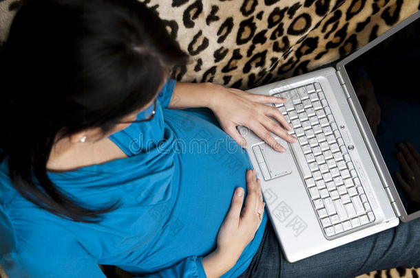 孕妇和笔记本电脑