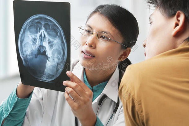 医生向病人解释骨架X射线