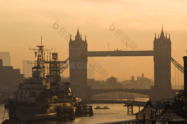 黎明时分的伦敦塔桥