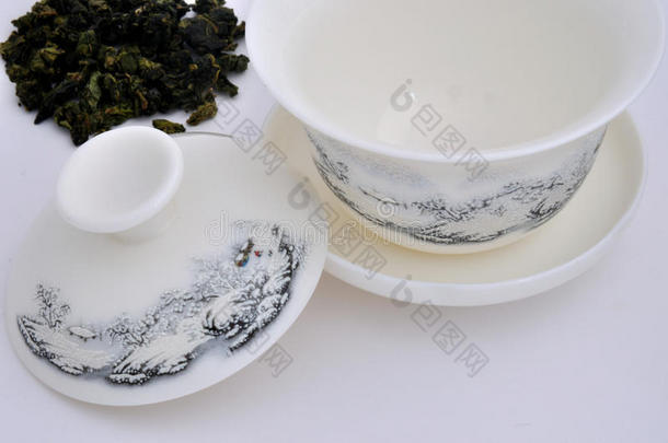 中国雕刻茶杯和生茶叶