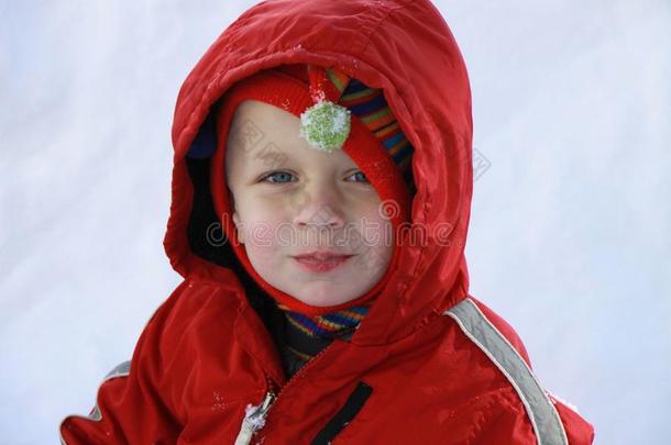 雪地里可爱的小男孩