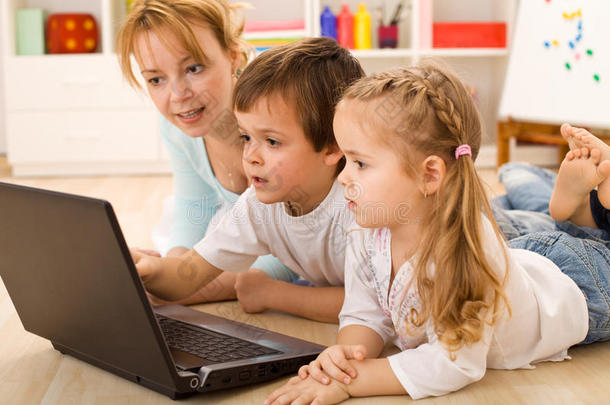 家庭在线-孩子们学习使用电脑