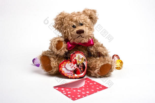 泰迪熊坐在心。情人节