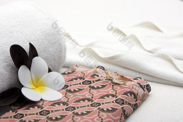 毛巾和<strong>黄白</strong>色热带花