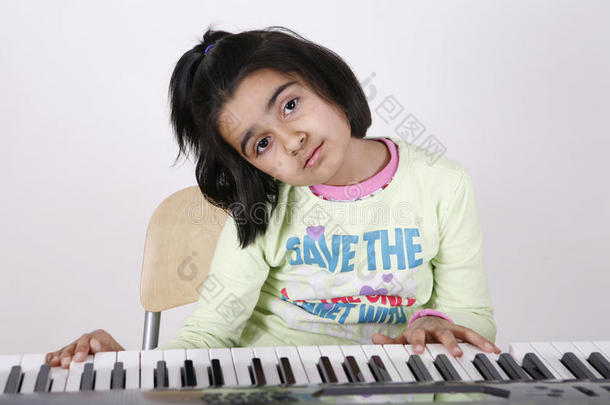 玩键盘的女孩