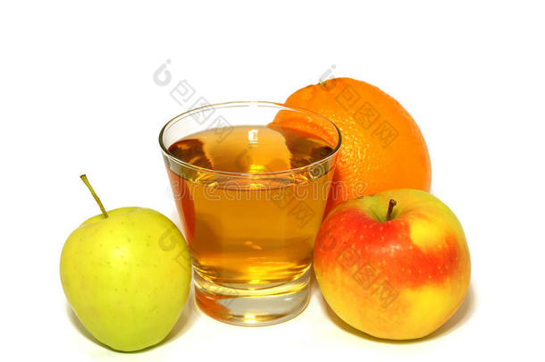 一杯<strong>苹果汁</strong>和新鲜水果