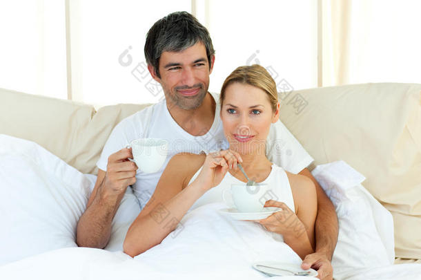 幸福<strong>夫妻躺在床上</strong>喝咖啡