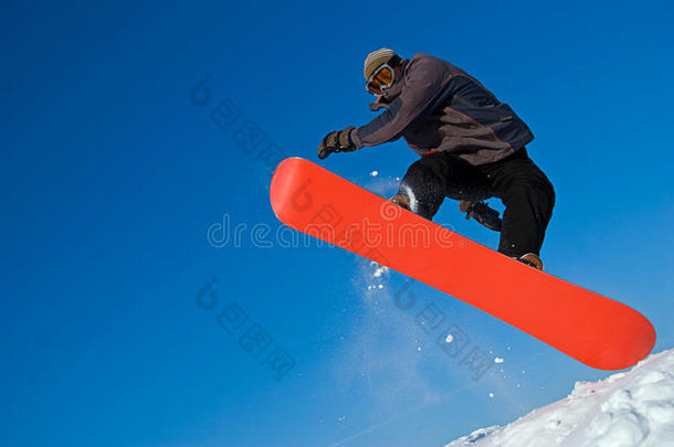 滑雪板运动员在空中跳跃，雪地飞行