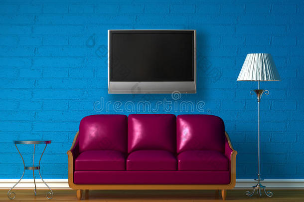 带液晶电视的紫色沙发、桌子和标准灯