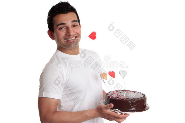 抱着爱心巧克力蛋糕的男人