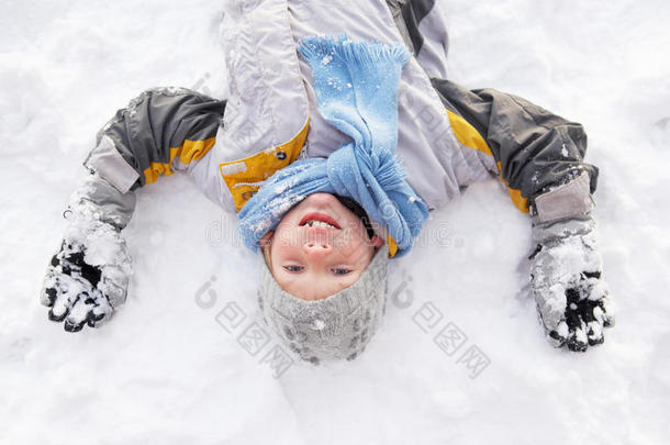 男孩躺在地上做<strong>雪天</strong>使
