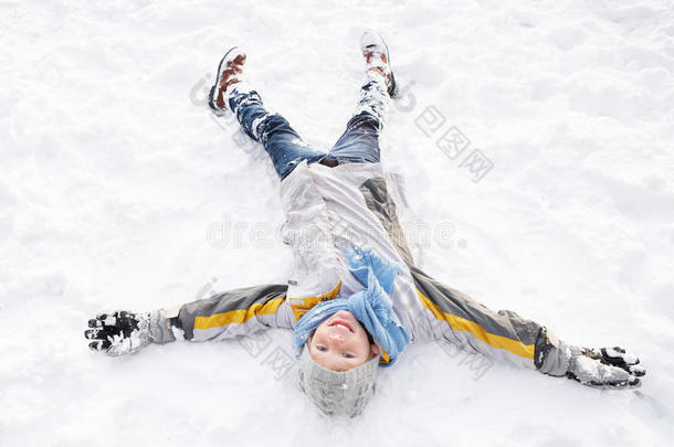 男孩躺在地上做<strong>雪天</strong>使