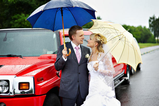 婚礼上的新郎新娘和红色豪华轿车