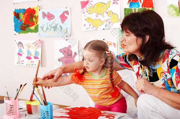 孩子和老师在游戏室画画。