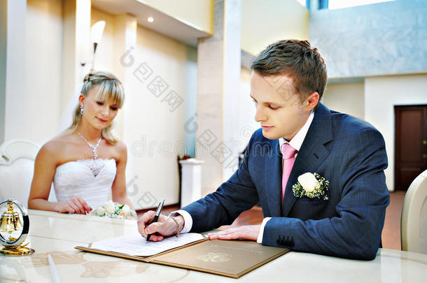 婚礼宫隆重登记结婚