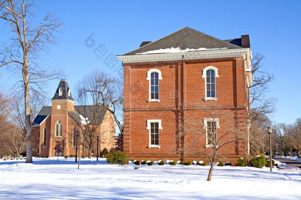 大学校园冬季的两栋楼