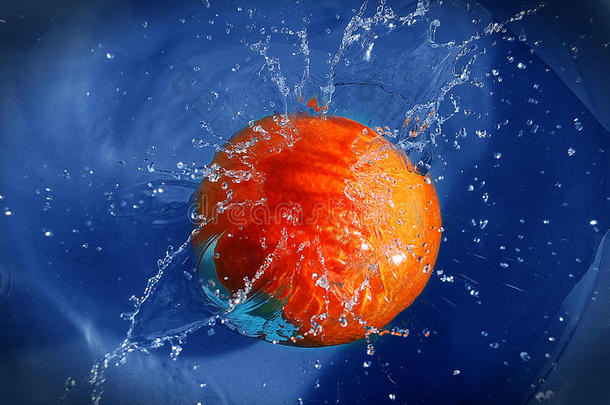 橘子<strong>跳入</strong>水中