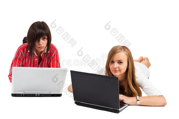 两个少女在网上冲浪