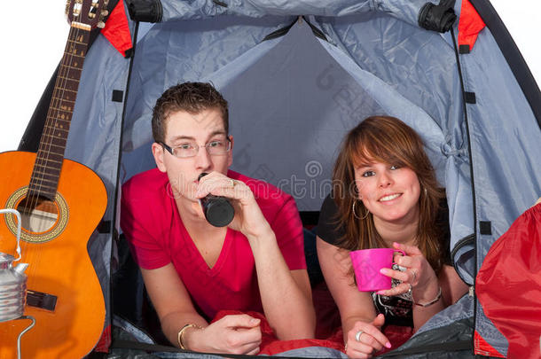 帐篷里的年轻夫妇