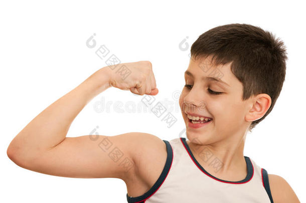 这个男孩<strong>展示</strong>了他的运动<strong>成绩</strong>