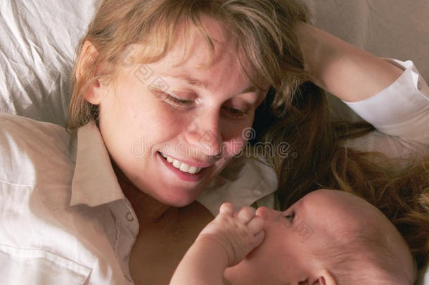 快乐的新生儿和母亲