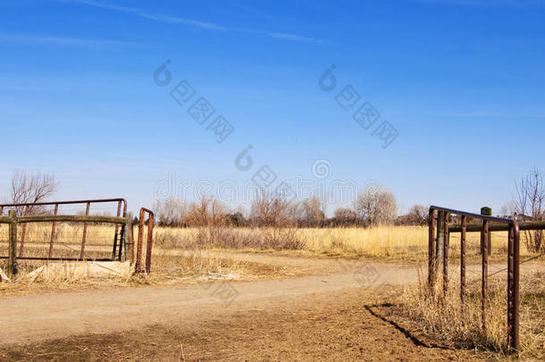 荒凉草原上的牧场大门