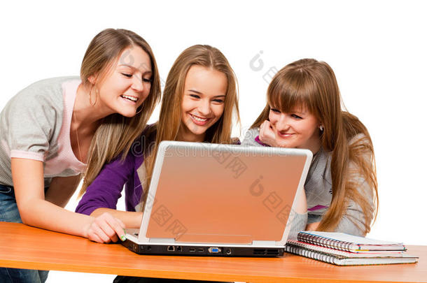 三个少女在网上冲浪