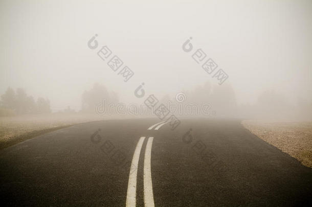 雾中黑暗的道路
