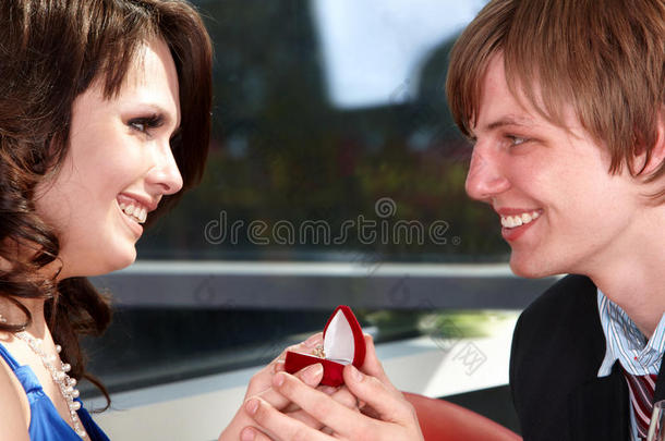男人向漂亮的女孩求婚。