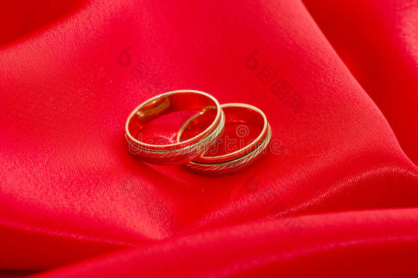 两<strong>枚红色</strong>的金色结婚戒指