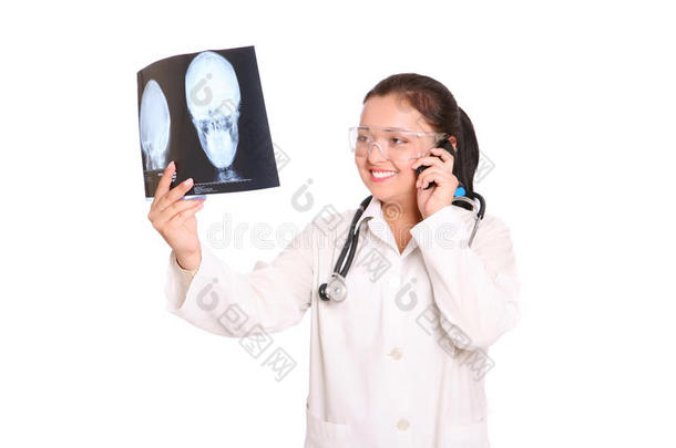 医生正在看x光片