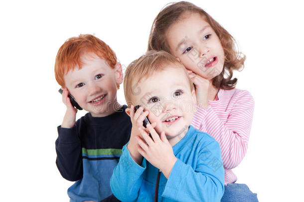 三个快乐的孩子在讲<strong>手机</strong>
