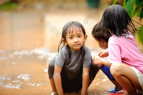 贫困儿童，洪水