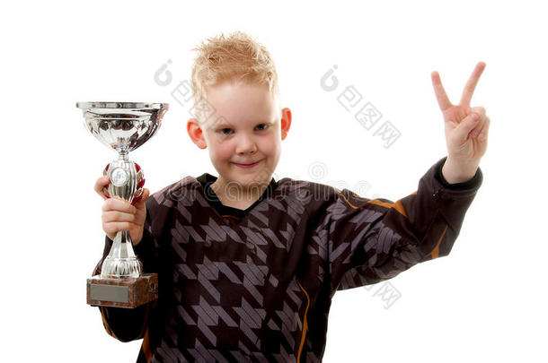 小男孩赢得了第二名奖杯