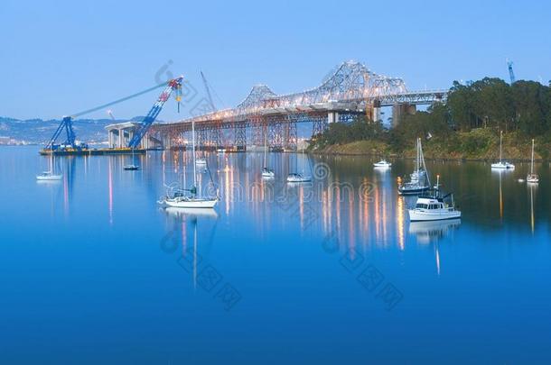 黄昏时分的旧金山海湾大桥建设