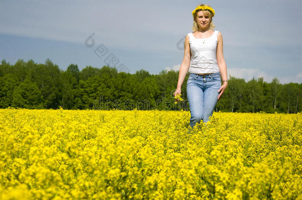 金发女人在黄色的田野里