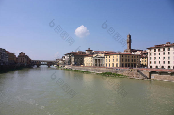 佛罗伦萨横跨阿诺河。