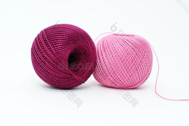 粉色和紫色纱线编织