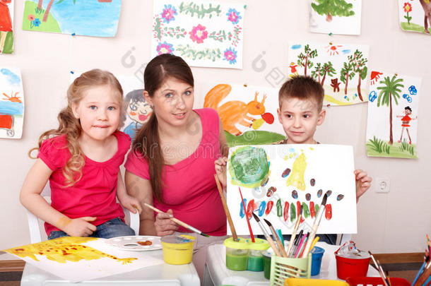 <strong>美术</strong>课上孩子们和<strong>老师</strong>一起画画。