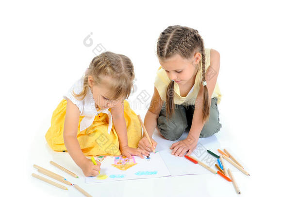 姐妹们在画册上画画。