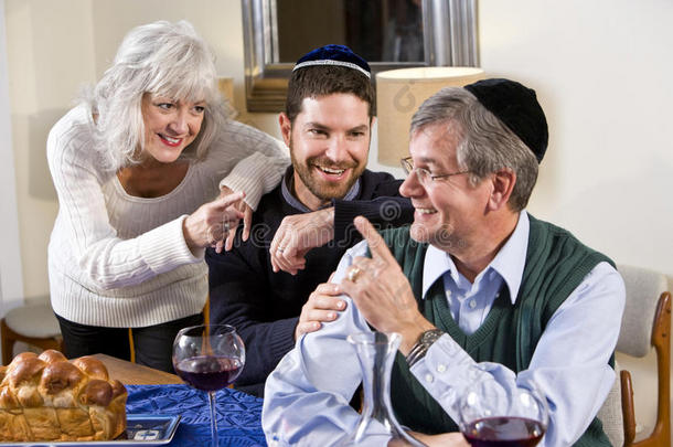 一个中年犹太男子在家和父母在一起