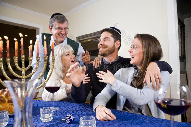 犹太家庭庆祝光明<strong>节</strong>